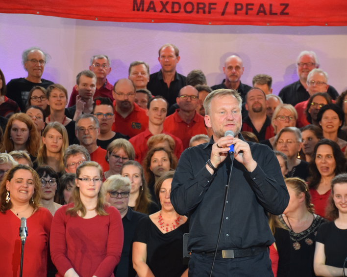 Stefan Fröhlich vor Chor (Foto: lk)