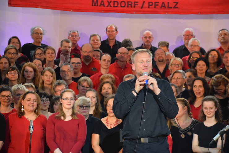 Stefan Fröhlich vor Chor (Foto: lk)