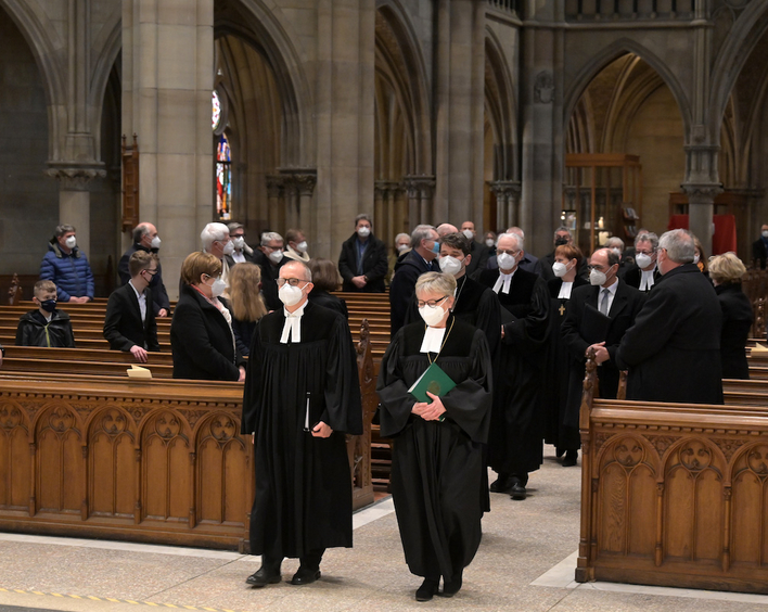 Einzug von Oberkirchenrat Claus Müller und Kirchenpräsidentin Dorothee Wüst mit den Liturgen. Foto: lk/Landry.