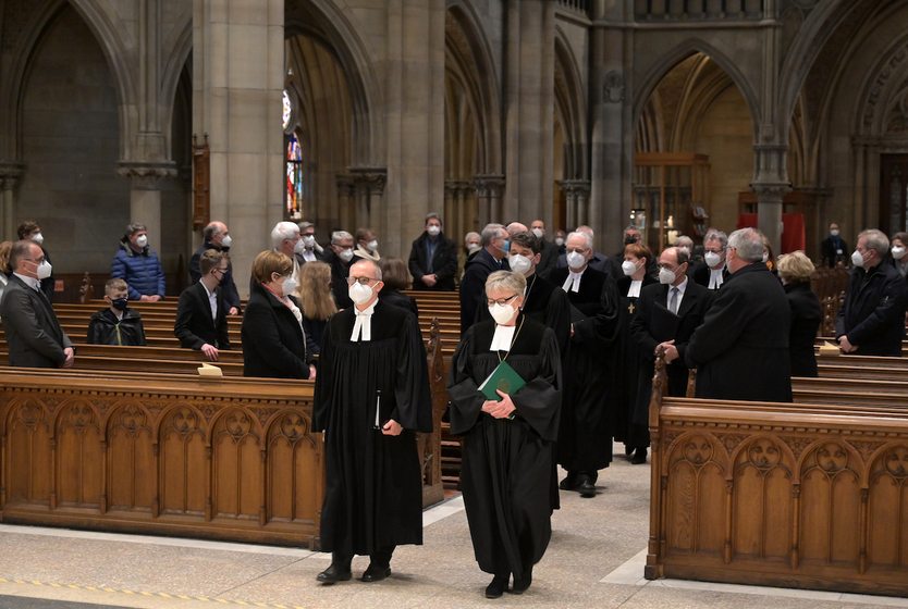 Einzug von Oberkirchenrat Claus Müller und Kirchenpräsidentin Dorothee Wüst mit den Liturgen. Foto: lk/Landry. Einzug von Oberkirchenrat Claus Müller und Kirchenpräsidentin Dorothee Wüst mit den Liturgen. Foto: lk/Landry.