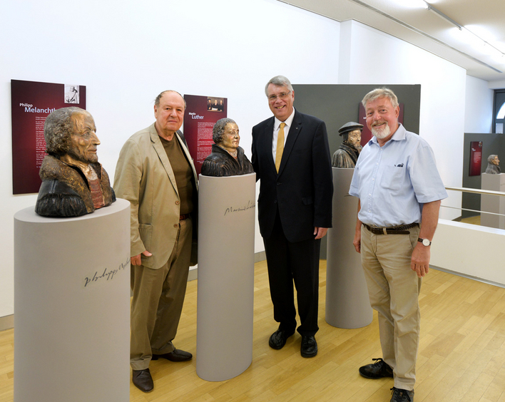 Künstler Wolf Spitzer, Kirchenpräsident Christian Schad und der Kurator der städtischen Galerie, Franz Dudenhöffer (v.li.), mit den Skulpturen der Reformatoren  Philipp Melanchthon, Martin Luther und Johannes Calvin. Foto: Landry