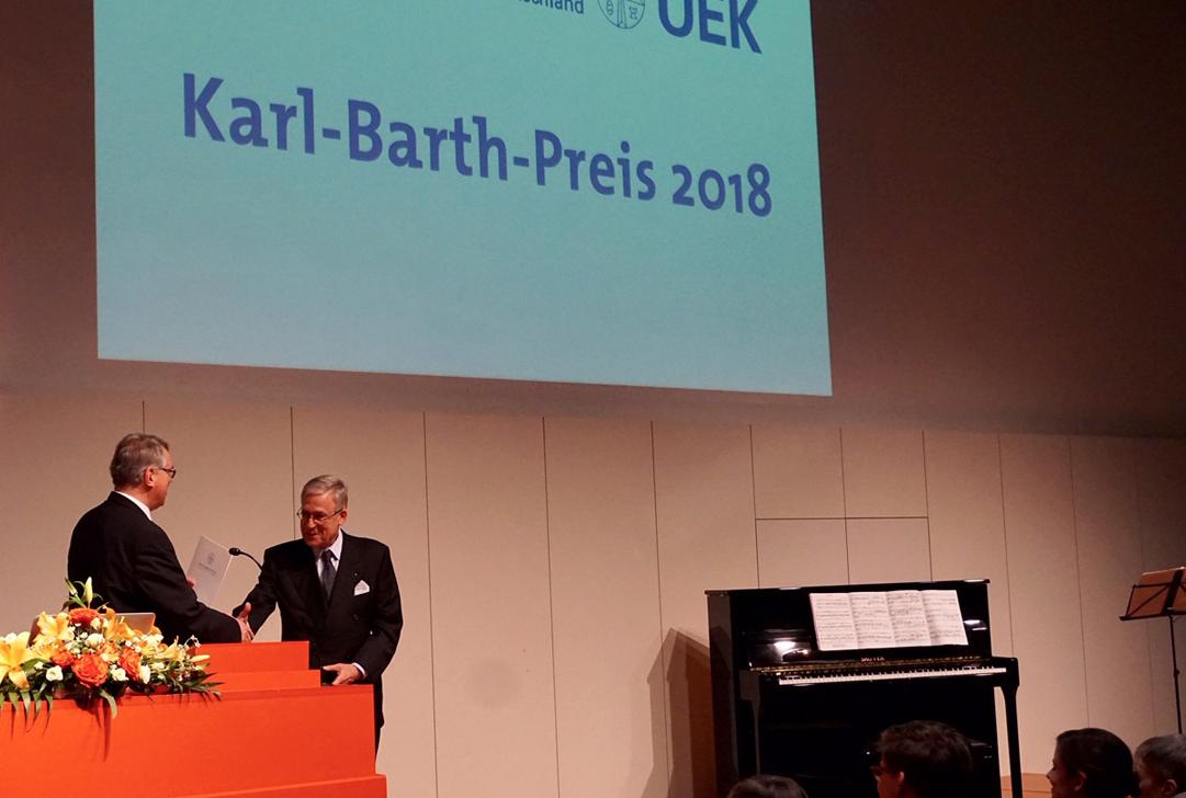 Kirchenpräsident Christian Schad (li.) überreicht dem Schweizer Bernhard Christ den Karl-Barth-Preis.