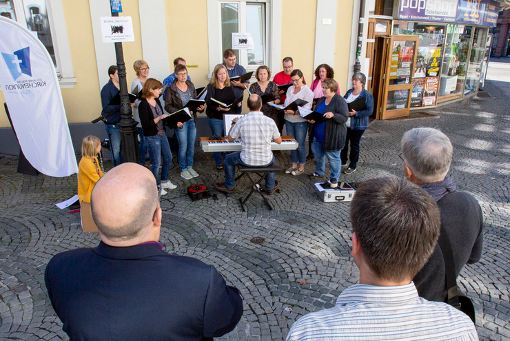 Chor "Ton in Ton" an Stand und Bank des Kirchenbezirks An Alsenz und Lauter. Fotos: view