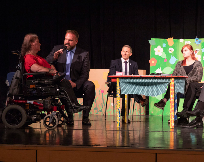 Werkstattbeschäftigte Linda Curtis, Moderator Jochen Voss, Landrat Ralf Leßmeister und Auszubildende Jaqueline Aull (v.li.).