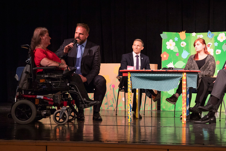 Werkstattbeschäftigte Linda Curtis, Moderator Jochen Voss, Landrat Ralf Leßmeister und Auszubildende Jaqueline Aull (v.li.).