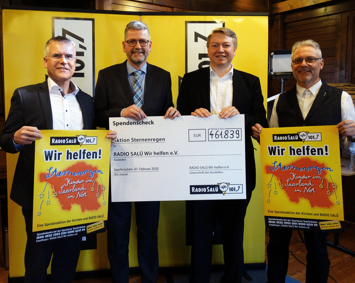 Stolz auf den Erfolg (v.l.n.r.): Groß (Caritasverband Saarbrücken), Mezödi (RADIO SALÜ), Staatssekretär Eitel (Staatskanzlei), Pfarrer Glitt (Vorsitzender des Vereins).