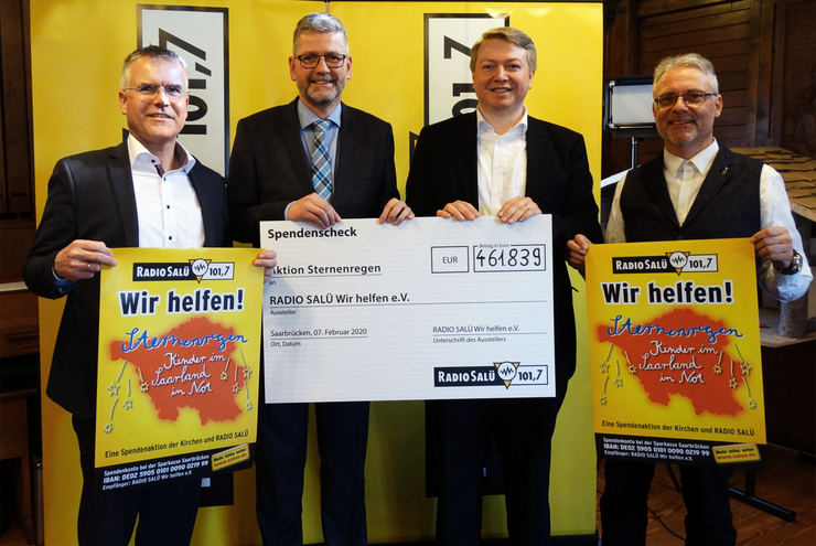 Stolz auf den Erfolg (v.l.n.r.): Groß (Caritasverband Saarbrücken), Mezödi (RADIO SALÜ), Staatssekretär Eitel (Staatskanzlei), Pfarrer Glitt (Vorsitzender des Vereins).