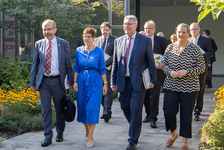 In der Staatskanzlei: Präses Manfred Rekowski, Ministerpräsidentin Annegret Kramp-Karrenbauer, Kirchenpräsident Christian Schad und Ministerin Anke Rehlinger (von links). Foto: ekir