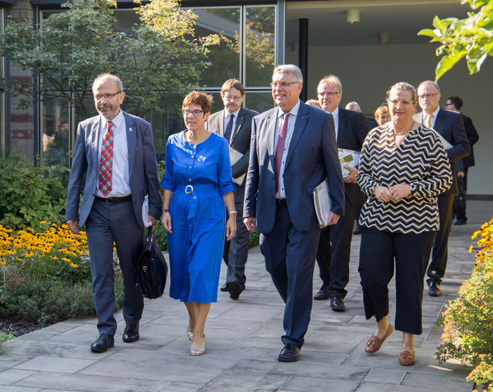 In der Staatskanzlei: Präses Manfred Rekowski, Ministerpräsidentin Annegret Kramp-Karrenbauer, Kirchenpräsident Christian Schad und Ministerin Anke Rehlinger (von links). Foto: ekir
