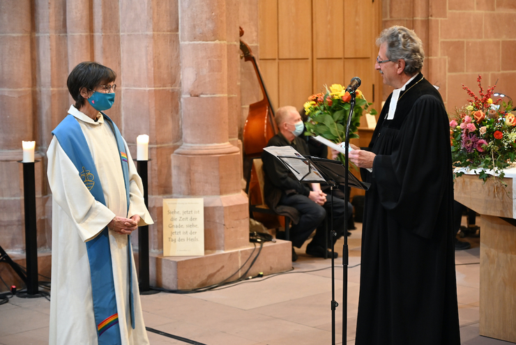 Oberkirchenrat Manfred Sutter überreicht Kindergottesdienstpfarrerin Urd Rust zum Abschied nach der Segnung einen Blumenstrauß. Foto: lk/Rummel