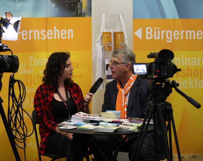 Auf dem Markt der Möglichkeiten: Jasmin Schmitt (links) interviewt Kirchenpräsident Christian Schad. Fotos: lk
