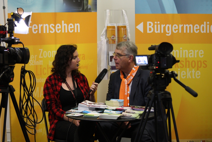 Auf dem Markt der Möglichkeiten: Jasmin Schmitt (links) interviewt Kirchenpräsident Christian Schad. Fotos: lk