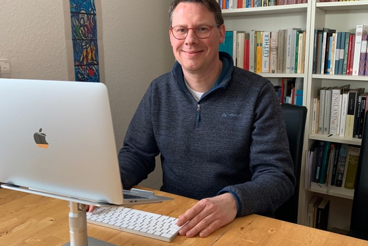 Vor dem Bildschirm statt vor dem Altar: Pfarrer Arne Dembek aus Kandel.