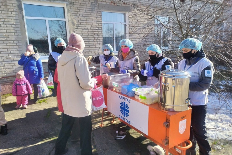 Essensausgabe an Bedürftige im Osten der Ukraine.