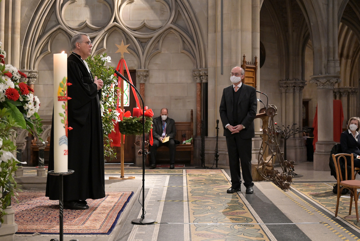 Kirchenpräsident Christian Schad bei der Verabschiedung von Oberkirchenrat Dieter Lutz. Foto: lk/Landry.