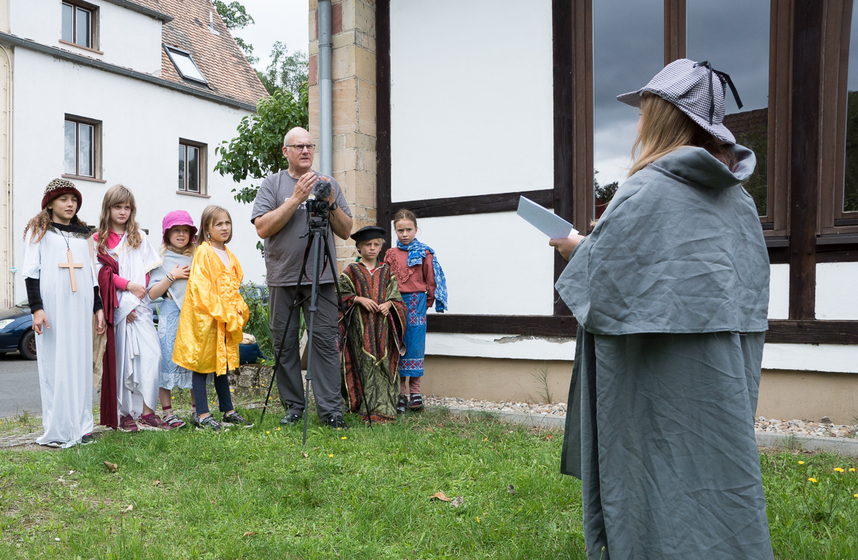 In zwei Stunden ist "Zachäus" im Kasten: "Fritzi" und seine Workshop-Kids. Foto: lk/Wagner In zwei Stunden ist "Zachäus" im Kasten: "Fritzi" und seine Workshop-Kids. Foto: lk/Wagner