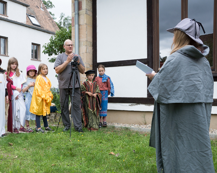 In zwei Stunden ist "Zachäus" im Kasten: "Fritzi" und seine Workshop-Kids. Foto: lk/Wagner