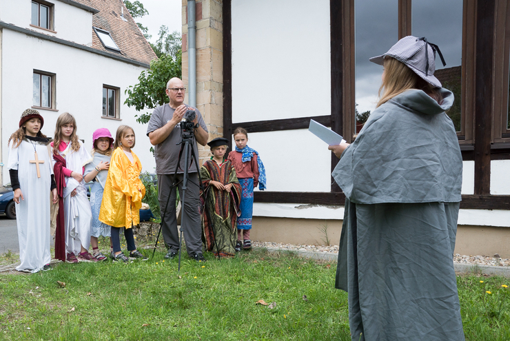 In zwei Stunden ist "Zachäus" im Kasten: "Fritzi" und seine Workshop-Kids. Foto: lk/Wagner