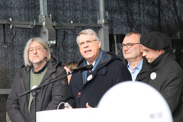 Klare Worte gegen Hetze und Hass:  Kirchenpräsident Christian Schad (Mitte)  sowie Generalvikar Franz Jung vom Bistum Speyer, DGB-Bezirksvorsitzender Dietmar Muscheid und Bernhard Braun von Bündnis 90/Die Grünen (von rechts). Foto: is