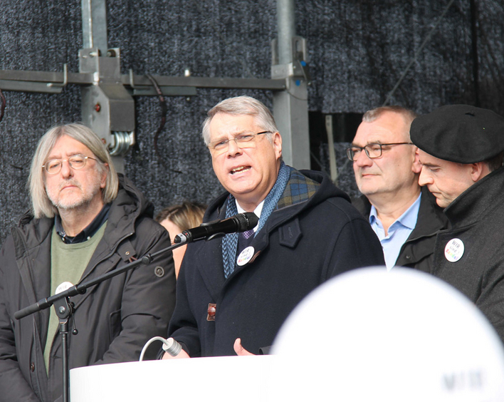 Klare Worte gegen Hetze und Hass:  Kirchenpräsident Christian Schad (Mitte)  sowie Generalvikar Franz Jung vom Bistum Speyer, DGB-Bezirksvorsitzender Dietmar Muscheid und Bernhard Braun von Bündnis 90/Die Grünen (von rechts). Foto: is