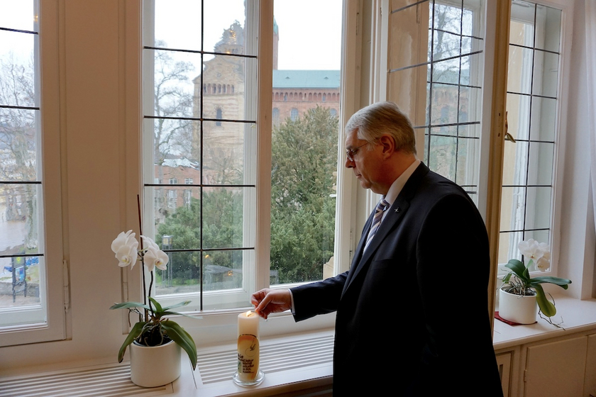 Kirchenpräsident Christian Schad entzündet eine Kerze für #lichtfenster. Foto: lk/Jahn. Kirchenpräsident Christian Schad entzündet eine Kerze für #lichtfenster. Foto: lk/Jahn.
