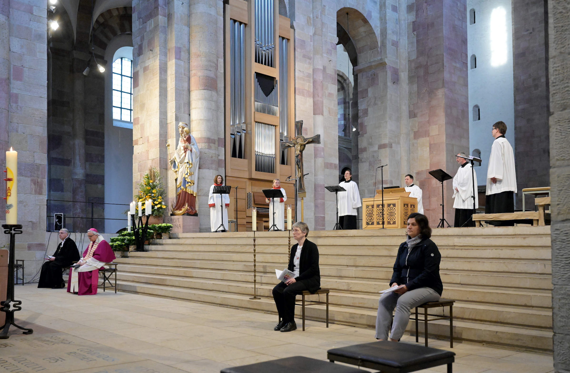Kirchenpräsident Schad, Bischof Wiesemann, Capella Spirensis, Christiane Brodersen und Katrin Vollmer-Kaas (vlnr). Foto: Landry