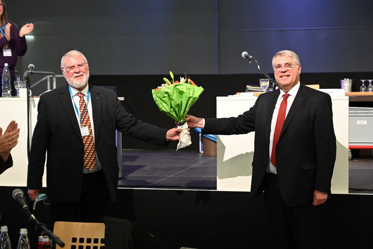 Synodalpräsident Lorenz (l.) dankt Kirchenpräsident Schad (r.), der zum letzten Mal die Tagung begleitet hat. Foto: lk/Rummel.