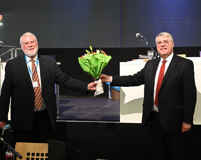 Synodalpräsident Lorenz (l.) dankt Kirchenpräsident Schad (r.), der zum letzten Mal die Tagung begleitet hat. Foto: lk/Rummel.