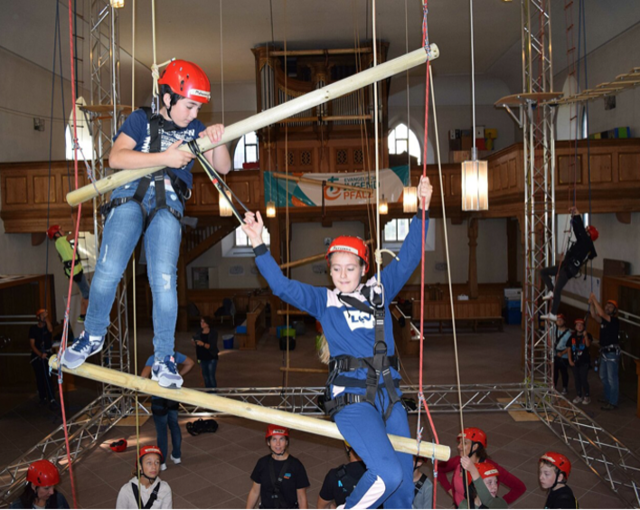 Mal was Neues wagen - zum Beispiel Klettern in der Kirche. Foto: Landesjugendpfarramt 
