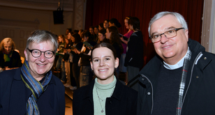 Autorin Mia Alana Melber mit Bischof Karl-Heinz Wiesemann und Kirchenpräsidentin Dorothee Wüst. Foto: privat