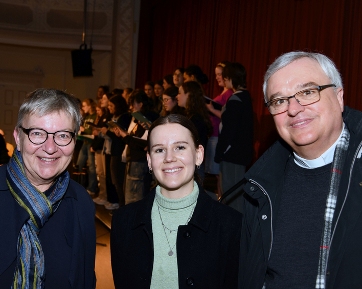 Autorin Mia Alana Melber mit Bischof Karl-Heinz Wiesemann und Kirchenpräsidentin Dorothee Wüst. Foto: privat