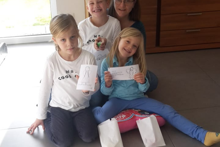 Justus, Linus, Karoline, Luise (v.l.) aus Schifferstadt sind vorbereitet auf den digitalen Gottesdienst für kleine Leute