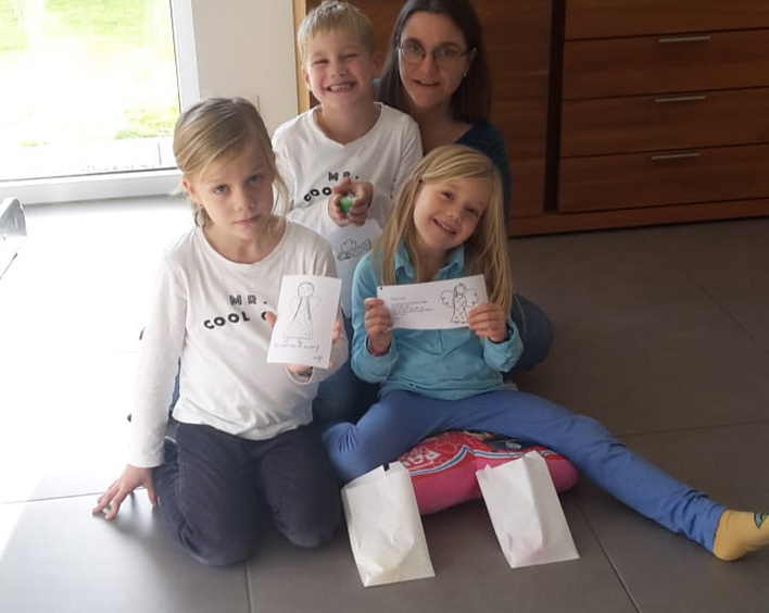 Justus, Linus, Karoline, Luise (v.l.) aus Schifferstadt sind vorbereitet auf den digitalen Gottesdienst für kleine Leute