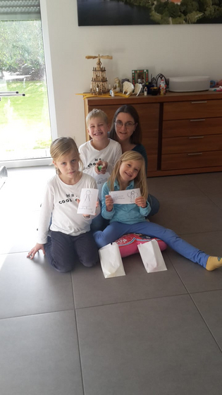 Justus, Linus, Karoline, Luise (v.l.) aus Schifferstadt sind vorbereitet auf den digitalen Gottesdienst für kleine Leute. Justus, Linus, Karoline, Luise (v.l.) aus Schifferstadt sind vorbereitet auf den digitalen Gottesdienst für kleine Leute