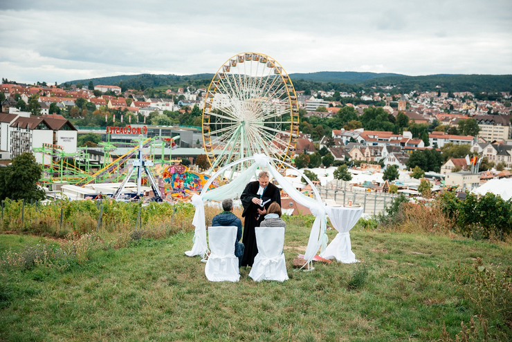 Ein Paar heiratet vor dem Panorama des Wurstmarkts. 