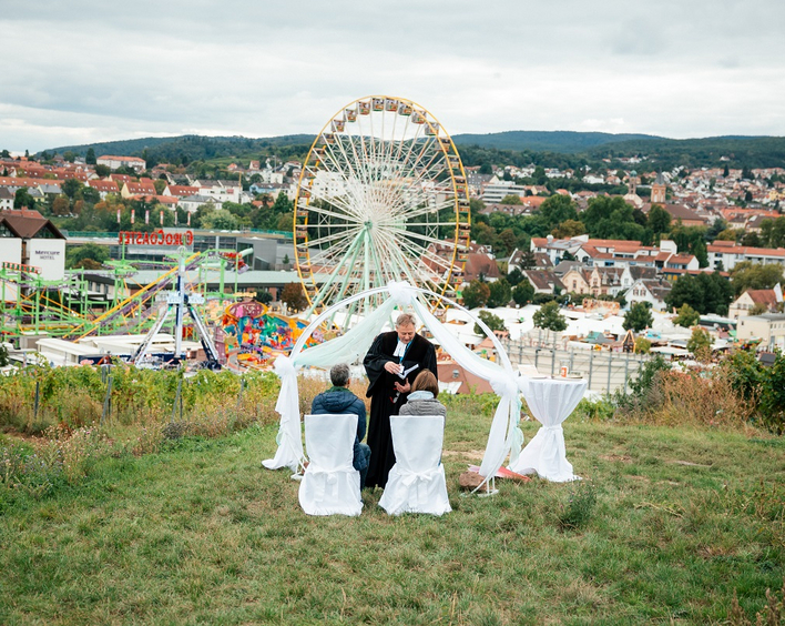 Ein Paar heiratet vor dem Panorama des Wurstmarkts. 