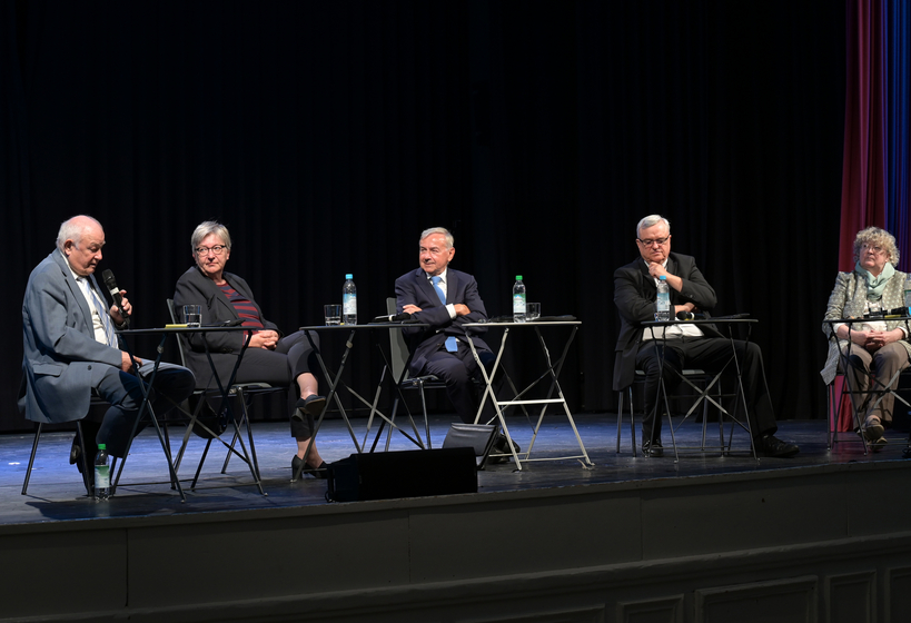 Auf dem Podium im Alten Stadtsaal (von links): Günther Beckstein, Dorothee Wüst, Moderator Peter Eichhorn, Karl-Heinz Wiesemann und Dorothea Sattler. Foto: Landry Auf dem Podium im Alten Stadtsaal (von links): Günther Beckstein, Dorothee Wüst, Moderator Peter Eichhorn, Karl-Heinz Wiesemann und Dorothea Sattler. Foto: Landry