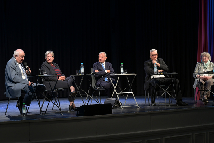 Auf dem Podium im Alten Stadtsaal (von links): Günther Beckstein, Dorothee Wüst, Moderator Peter Eichhorn, Karl-Heinz Wiesemann und Dorothea Sattler. Foto: Landry