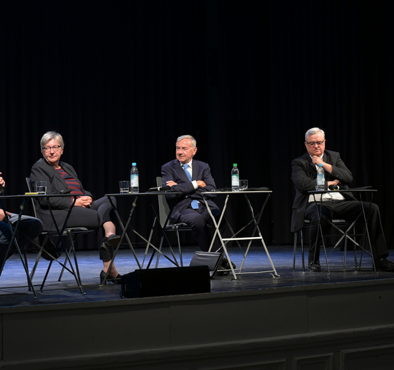 Auf dem Podium im Alten Stadtsaal (von links): Günther Beckstein, Dorothee Wüst, Moderator Peter Eichhorn, Karl-Heinz Wiesemann und Dorothea Sattler. Foto: Landry