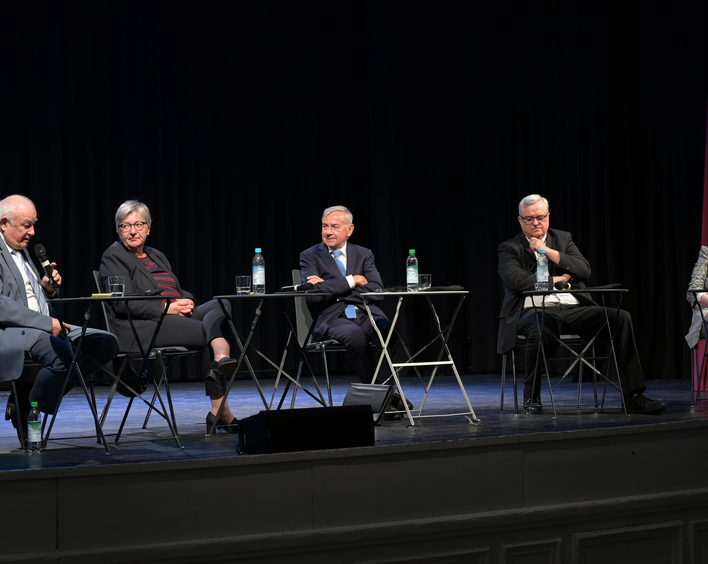 Auf dem Podium im Alten Stadtsaal (von links): Günther Beckstein, Dorothee Wüst, Moderator Peter Eichhorn, Karl-Heinz Wiesemann und Dorothea Sattler. Foto: Landry