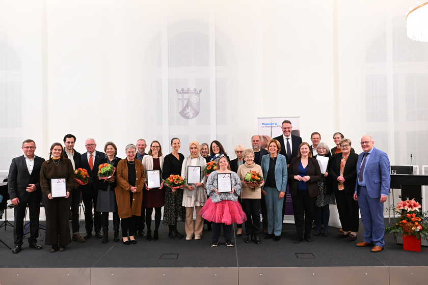 Die Preisträgerinnen und Preisträger des Helmut-Simon-Preises mit Jury, Trägervertretern und Schirmherrin Malu Dreyer (Foto: Diakonie in Rheinland-Pfalz/Ben Pakalski)