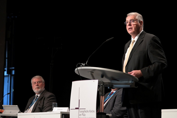 Kirchenpräsident Christian Schad bei seiner Rede vor der Landessynode.