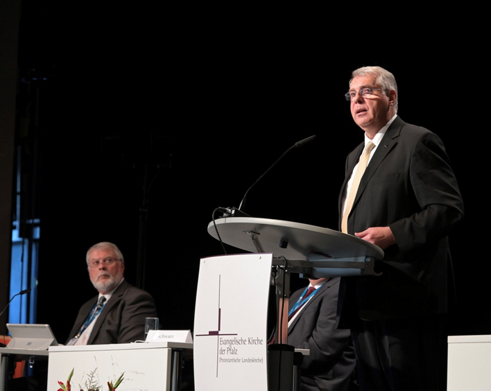 Kirchenpräsident Christian Schad bei seiner Rede vor der Landessynode.