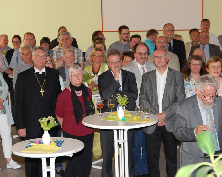 Im Kreis der Gäste. Vorne rechts Chorleiter Martin Fornoff.