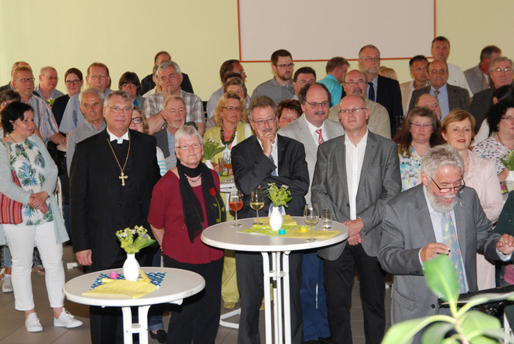 Im Kreis der Gäste. Vorne rechts Chorleiter Martin Fornoff.