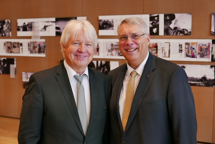 Archivbild: Bischof Karl-Hinrich Manzke und Kirchenpräsident Christian Schad vor ihrem Catholica Bericht 2019 (vlnr). Foto: lk/Rummel