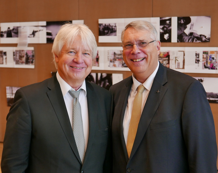 Archivbild: Bischof Karl-Hinrich Manzke und Kirchenpräsident Christian Schad vor ihrem Catholica Bericht 2019 (vlnr). Foto: lk/Rummel