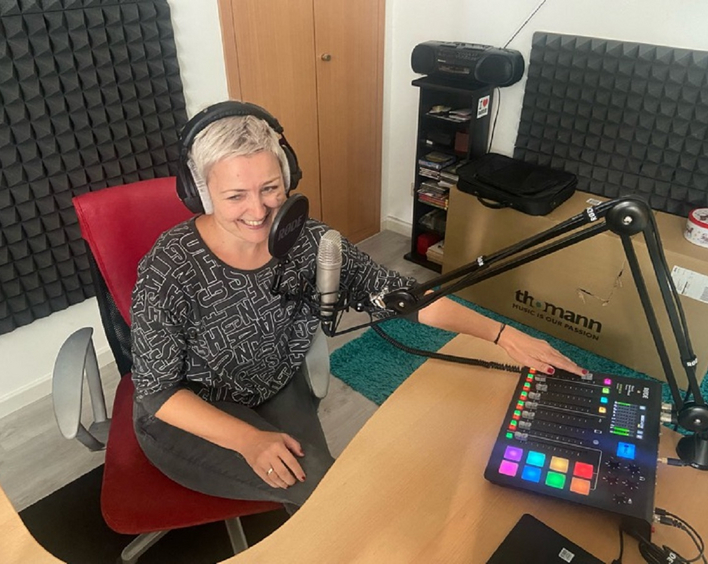 Hat viel Spaß bei den Aufnahmen: Daniela Bubel, Ev. Privatfunkbeauftragte für das Saarland. Foto: DeVil