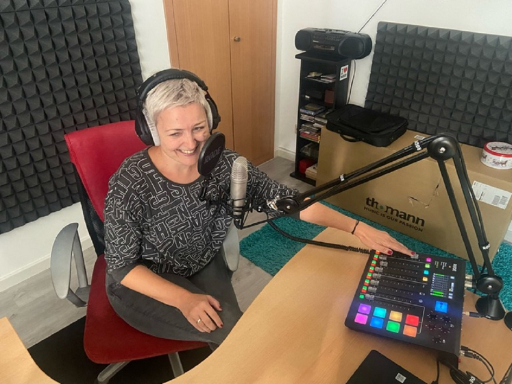 Hat viel Spaß bei den Aufnahmen: Daniela Bubel, Ev. Privatfunkbeauftragte für das Saarland. Foto: DeVil Hat viel Spaß bei den Aufnahmen: Daniela Bubel, Ev. Privatfunkbeauftragte für das Saarland. Foto: DeVil