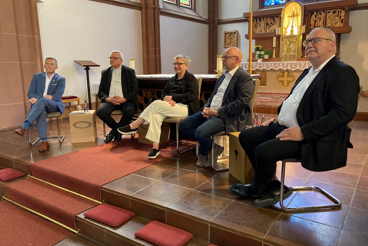 Sprechen über Kirche in krisenhaften Zeiten (v.l.): Ralf Leßmeister (Landrat des Landkreises Kaiserslautern), Bischof Karl-Heinz Wiesemann, Kirchenpräsidentin Dorothee Wüst, Claus Schick (kirchenpolitischer Sprecher der SPD im rhl-pfz. Landtag) und Johannes Zehfuß (kirchenpolitischer Sprecher der CDU im rhl-pfz. Landtag. Foto lk